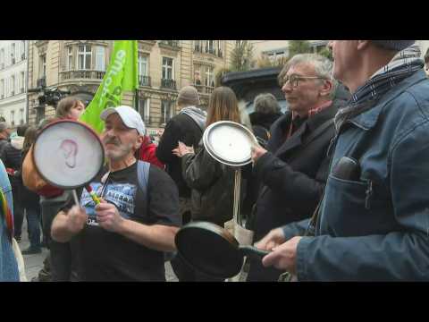 Parisians bang pots and pans during Macron speech on pension reform