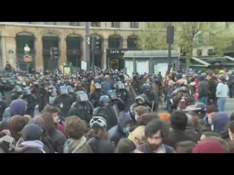 Pensions: riot police try to disperse the crowd on Place de la Bastille