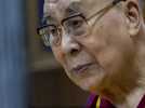 Le Dalaï Lama s'excuse d'avoir dit à un enfant de lui « sucer la langue »