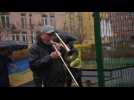 En Ukraine, un musicien joue l'hymne national chaque matin jusqu'à la 