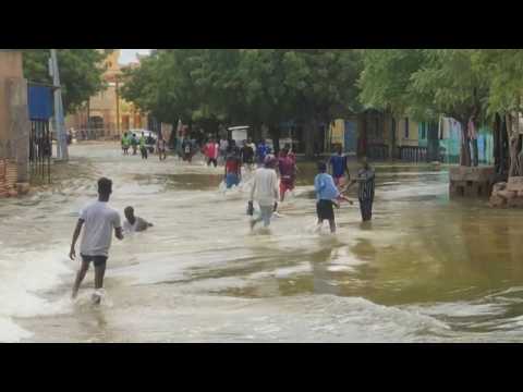 Thousands flee floods in central Somalia