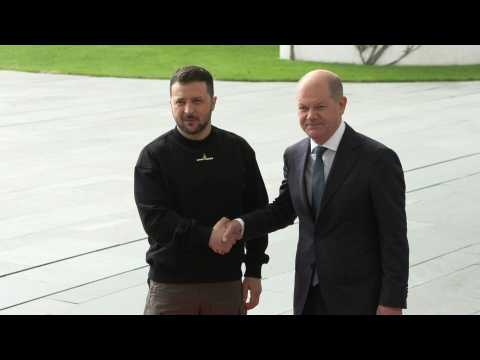 Zelensky meets German Chancellor Scholz with military honors