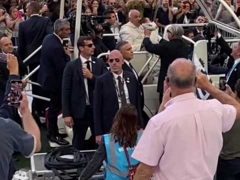 Pape à Marseille : leur enfant béni par le souverain pontife avant la messe au Vélodrome