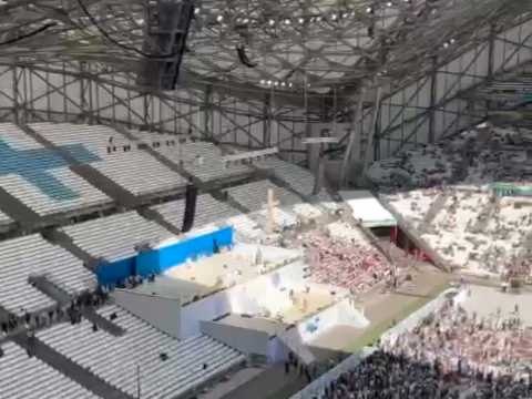 VIDEO. L'ambiance monte aux abords du stade Vélodrome avant l'arrivée du pape