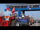 À Dieppe, les vieux tracteurs prennent le ferry pour un rassemblement en Angleterre