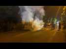 Les élus de Charleville éteignent un feu de voiture pendant les émeutes de juin/juillet 2023