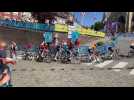 Les coureuses des Championnats de France de cyclisme passent sur la grand'place de Cassel