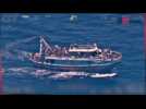 VUES AERIENNES: Le bateau transportant des migrants avant qu'il ne coule au large de la Grèce