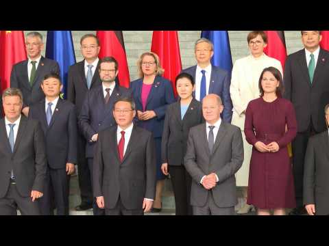 Group photo as Chinese PM meets German leaders