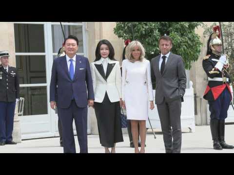 French President Emmanuel Macron welcomes his South Korean counterpart
