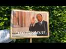 Devant sa villa, des admirateurs de Berlusconi arrivent pour un dernier salut