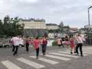 VIDEO. Une parade swing baroque s'invite dans le centre-ville de Sablé-sur-Sarthe