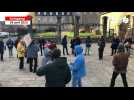 VIDÉO. À Guingamp, 35 personnes réunies devant la mairie pour une nouvelle casserolade