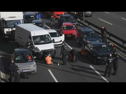 Climate activists stop Berlin traffic to pressure goverment