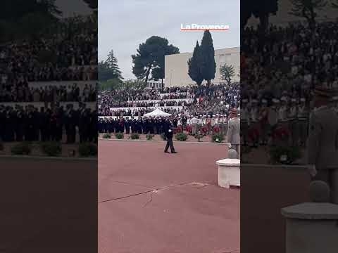 Vidéo Aubagne le père Yannick Lallemand porte la main en bois d'un