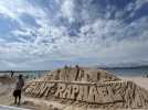 Stephen Lozza, sculpteur sur sable professionnel, montre son talent sur la plage centrale de Saint-Raphaël