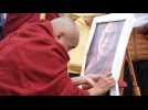Après une vidéo polémique, des centaines de Tibétains à Paris en soutien au Dalaï Lama