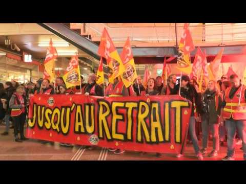 Pensions: railway workers demonstrate at Lyon Part-Dieu station