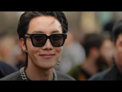 VIDEO : La star de la k-pop J-Hope rejoint l'arme sud-corenne