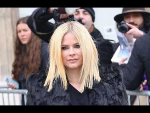 VIDEO : Avril Lavigne : aprs les rumeurs de sa rupture avec Tyga, elle a t photographie avec lui