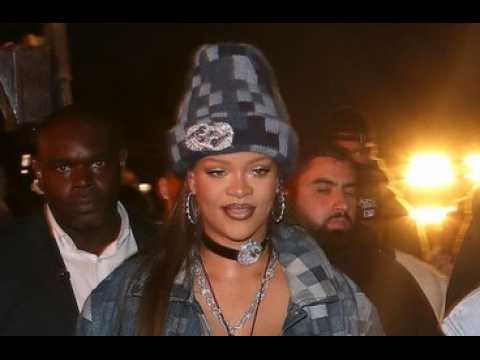 VIDEO : Rihanna enceinte : elle dvoile son baby bump dans une nouvelle srie de photos