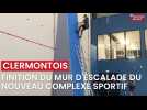 Préparation du mur d'escalade au nouveau complexe sportif du Clermontois