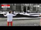 VIDÉO. Pour obtenir un émoji, un drapeau breton géant déployé au pied de la cathédrale de Quimper