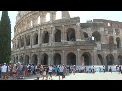 People brave scorching heatwave outside Rome's Colosseum