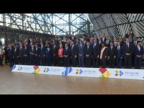 Leaders gather for photo at EU, Latin American, Carribean summit