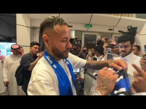 Neymar greets fans, signs autographs upon arrival in Riyadh