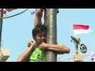 Des Indonésiens célèbrent la fête de l'Indépendance avec un concours de poteaux glissants
