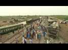 Pakistan: des volontaires participent au nettoyage après le déraillement meurtrier d'un train