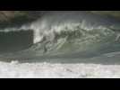 Brésil: des surfeurs défient les grosses vagues dans l'État de Rio de Janeiro
