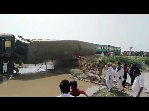 Emergency services arrive on site of deadky Pakistan train wreck