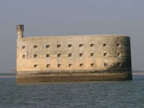 VIDEO : Fort Boyard : un personnage vacu en urgence  la suite d?un incident en pleine preuve !