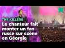 Brandon Flowers de The Killers s'excuse d'avoir fait monter un fan russe sur scène en Géorgie