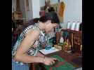 Zélie Pech travaille le cuir pour confectionner de la sellerie et de la maroquinnerie