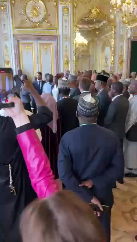 Sommet Russie-Afrique : des chefs d'État africains entonnent l'hymne russe