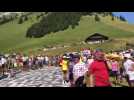 Tour de France : la caravane passe au milieu de la foule au col des Aravis