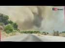 La fumée d'un incendie envahit une route sur l'île grecque de Corfou