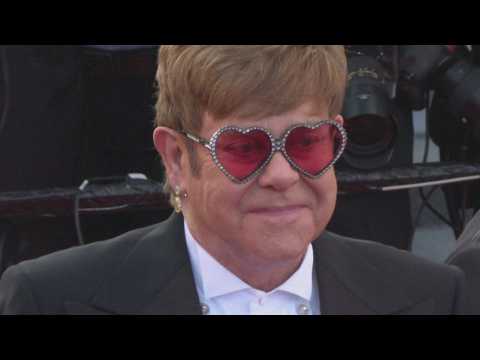 VIDEO : Strass et néon au dernier concert de la tournée d'adieu d'Elton John