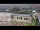 Une maison et une caravane emportées par une rivière lors d'inondations en Norvège