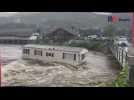 Une maison et une caravane emportées par une rivière lors d'inondations en Norvège