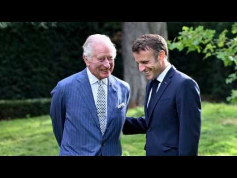 VIDEO : Charles III en France : Emmanuel Macron brise-t-il le protocole avec ses gestes ?