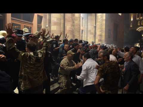 Karabakh: Police clash with residents by Armenian government building in Yerevan