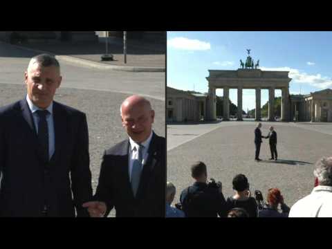 Berlin and Kyiv mayors at the Brandenburg Gate in the German capital to mark new agreement