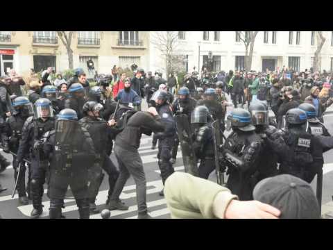 Pensions: Minor clashes between demonstrators and riot police in Paris