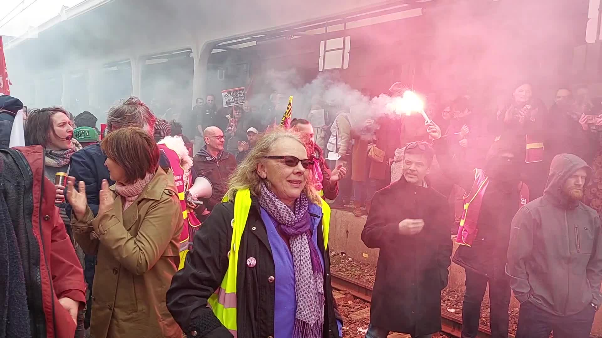 En gare de Saint-Brieuc, les manifestants envahissent les rails en chantant (Le Télégramme)
