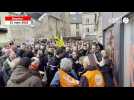 VIDÉO. A Bayeux manifestants et gendarmes s'accrochent devant la permanence du député taguée en rouge