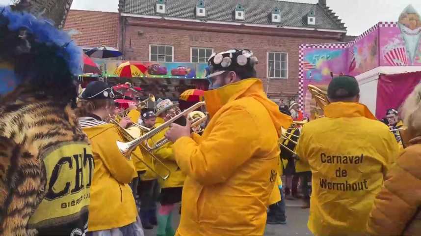 Les géants en pleine préparation avant le carnaval de Wormhout